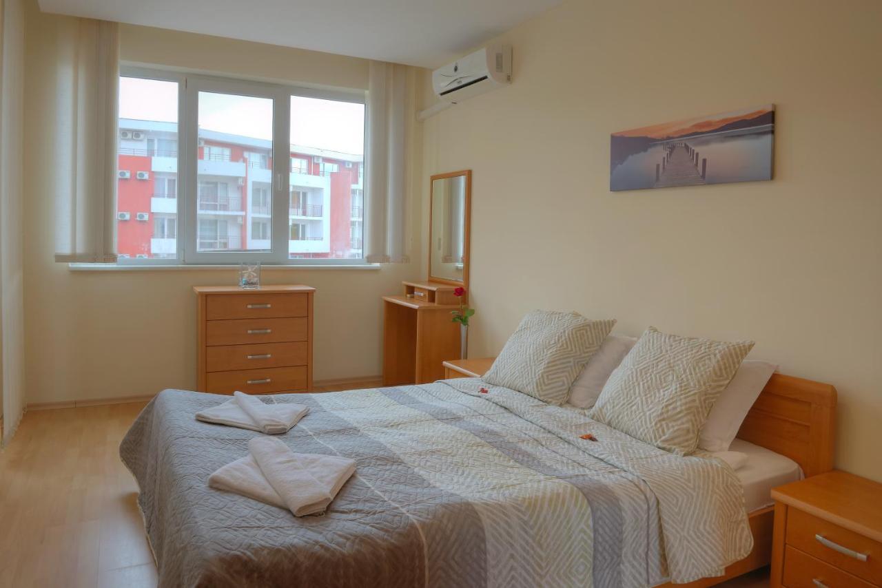 Privilege Beach Apartments Sveti Vlas Bagian luar foto
